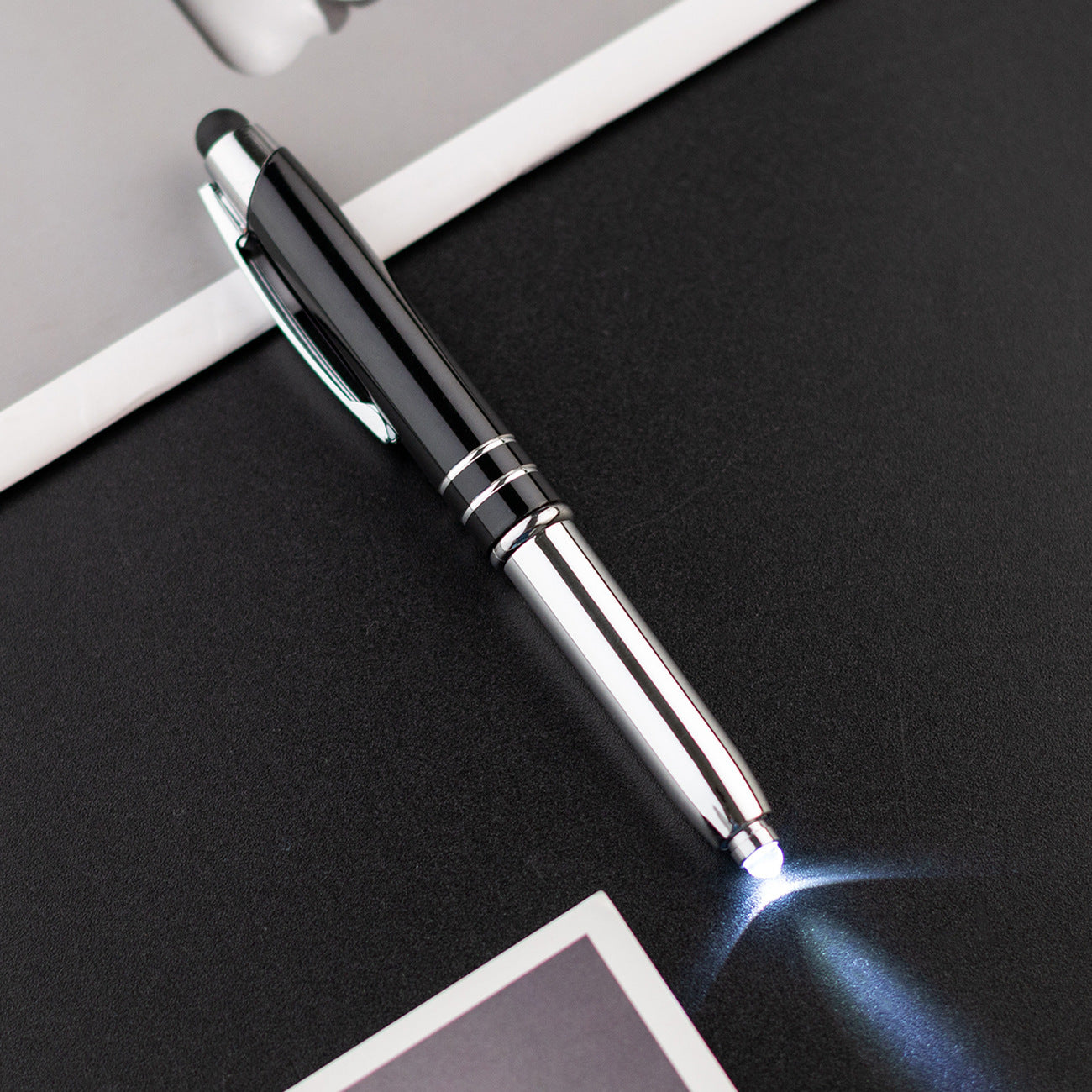 Venta al por mayor Bolígrafo multifuncional con luz LED táctil de metal